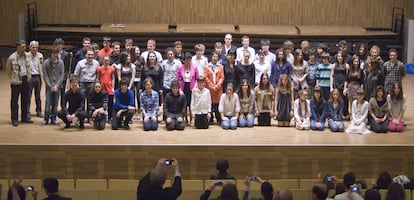 Los galardonados en la quinta edición de los premios a músicos jóvenes de Euskadi posan ayer con la consejera de Educación, Isabel Celaá (en el centro), tras la ceremonia.
Kirmen Uribe.