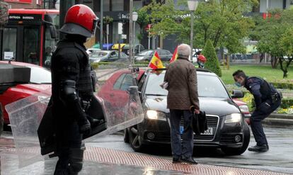 Caravana protesta convocada por Vox en Bilbao, este sábado.