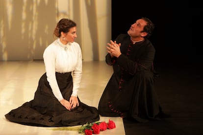 Ana Ruiz y Álex Gadea, en una escena de 'La Regenta', dirigida por Helena Pimenta