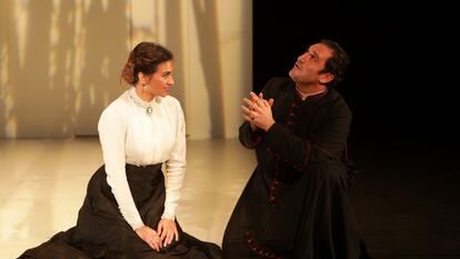 Ana Ruiz y Álex Gadea, en una escena de 'La Regenta', dirigida por Helena Pimenta.