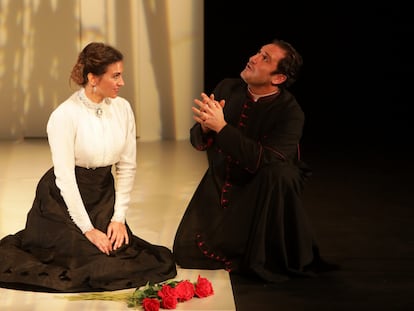 Ana Ruiz y Álex Gadea, en una escena de 'La Regenta', dirigida por Helena Pimenta.