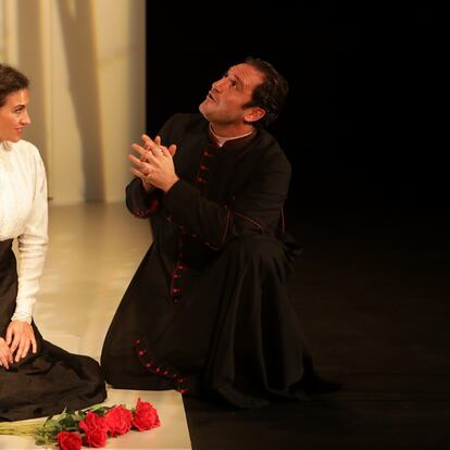 Ana Ruiz y Álex Gadea, en una escena de 'La Regenta', dirigida por Helena Pimenta