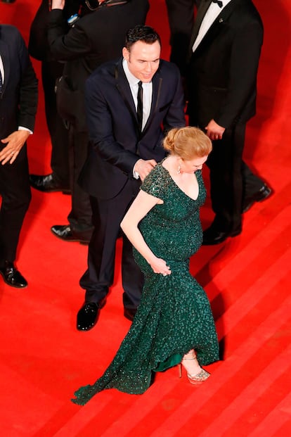 La actriz Mireille Enos llevó para la ocasión un ajustado vestido color esmeralda de Jenny Packham.