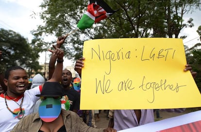 Un grupo de personas protesta en Nairobi contra la ley que extiende las penas por relaciones homosexuales, en 2014.