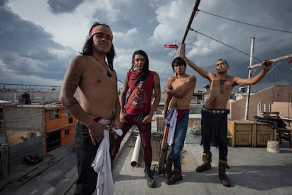 Los hermanos Sandoval, "Los Cogelones", en la azotea de su casa en el municipio de Nezahualcóyotl, el pasado 27 de julio.