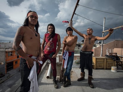 Los hermanos Sandoval, "Los Cogelones", en la azotea de su casa en el municipio de Nezahualcóyotl, el pasado 27 de julio.