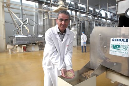 Jordi Casanova, presidente de Arrosaires del Delta del Ebro, en la planta de la cooperativa en Deltebre (Tarragona).