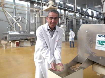 Jordi Casanova, presidente de Arrosaires del Delta del Ebro, en la planta de la cooperativa en Deltebre (Tarragona).