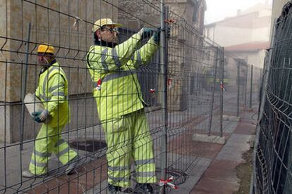 Trabajadores del Ayuntamiento de Salamanca colocan ayer por la mañana vallas para realizar obras en la calle de Gibraltar, donde se encuentra el Archivo de la Guerra Civil.