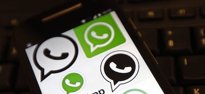 Una pantalla de móvil con imágenes relacionadas con WhatsApp. EFE/Archivo