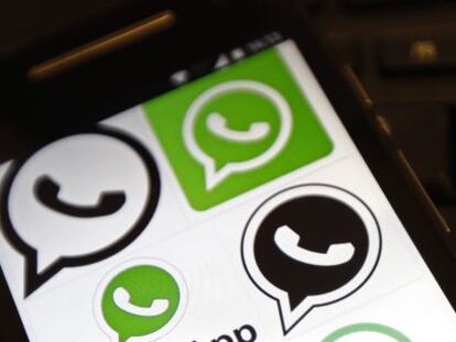 Una pantalla de móvil con imágenes relacionadas con WhatsApp. EFE/Archivo