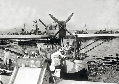 Llegada de la tripulación a bordo del hidroavión a Río de Janeiro.