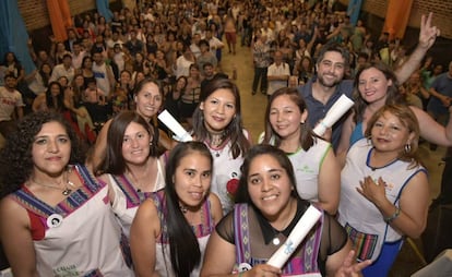 Las primeras docentes del instituto de formación Dora Acosta en su fiesta de graduación.