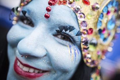 Una mujer disfrazada de diosa hindú celebra el inicio del carnaval en el centro de la ciudad de Maguncia (Alemania).