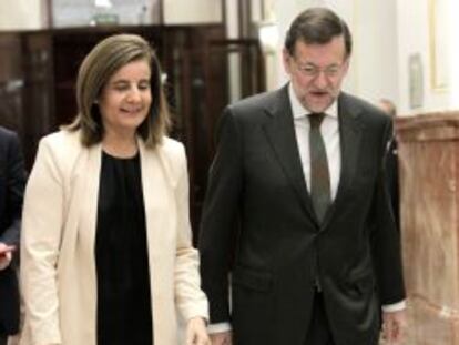 La ministra de Empleo y Seguridad Social, Fátima Báñez, junto a Mariano Rajoy.