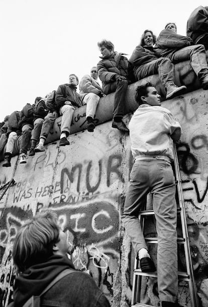 La conmoción de los berlineses después de la caída del muro de Berlín fue tal que durante días y semanas después aún acudían a secciones de la pared de cemento para subirse a ella y de alguna manera celebrar el fin de una época.