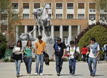 Un grupo de estudiantes en la plaza que hay frente a la Facultad de Medicina de la Universidad Complutense de Madrid.
