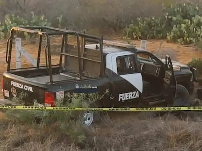 El vehículo en el que viajaban los seis policías que fueron emboscados, en Anáhuac, Nuevo León, este domingo.