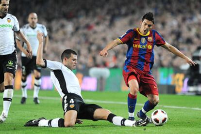 Villa intenta superar a David Navarro en el partido de la primera vuelta en el Camp Nou.