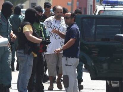 A. A. Chiba, con camiseta blanca, tras su detención.