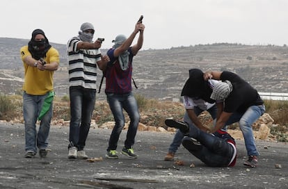 Miembros de las fuerzas de seguridad israelíes infiltrados detienen a un palestino que había lanzado piedras contra manifestantes durante enfrentamientos en Beit El, a las afueras de la ciudad de Ramala (Cisjordania).