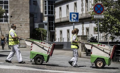 Operarios del servicio municipal de limpieza en Vigo.