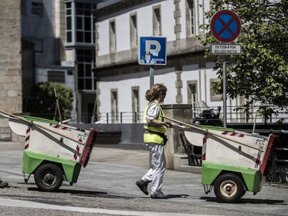 Operarios del servicio municipal de limpieza en Vigo.