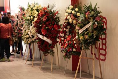 Unas coronas de flores decoran la capilla ardiente de Carme Chacón, instalada en la sede del PSOE.