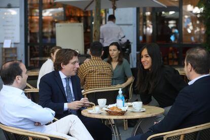 Almeida y Villacs desayunan en una terraza junto a Borja Carabante y Mariano Fuentes