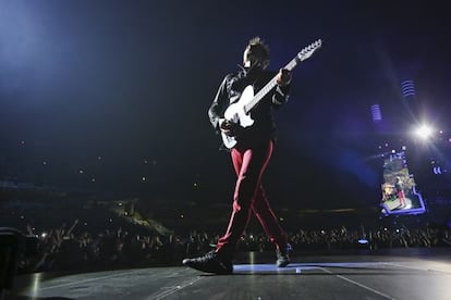 Un momento del concierto de Muse anoche en el Estadio Olímpico.