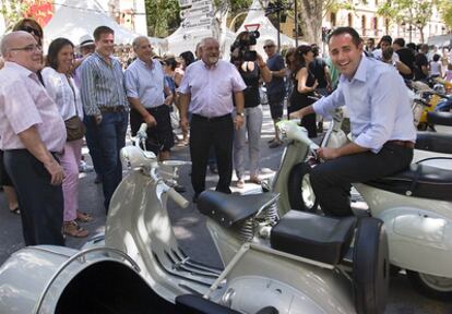 El secretario general de los socialistas, Jorge Alarte, a la derecha, ayer en la feria de Xátiva.