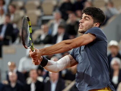 Alcaraz, durante el partido contra De Jong en la Philippe Chatrier de Roland Garros.