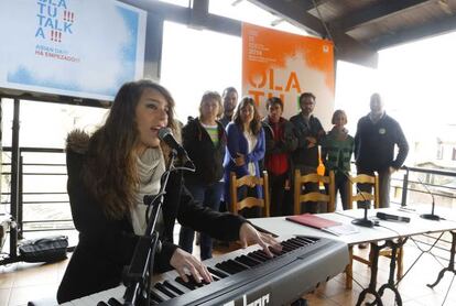 A la izquierda, la cantante June Calsor, acompañada por los organizadores del Festival Rompeolas 2014.