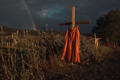 La fotografía ganadora del World Press Photo 2022, de Amber Bracken para 'The New York Times': una hilera de cruces en memoria de los menores indígenas muertos en una de las instituciones abiertas en Kamloops, en British Columbia (Canadá)