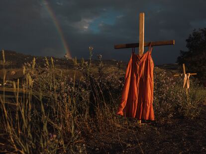 La fotografía ganadora del World Press Photo 2022, de Amber Bracken para 'The New York Times': una hilera de cruces en memoria de los menores indígenas muertos en una de las instituciones abiertas en Kamloops, en British Columbia (Canadá)