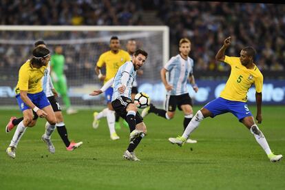 Messi disputa a bola com o volante Fernandinho.