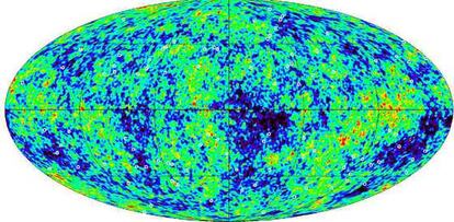 Las fuentes de radiación utilizadas para verificar el proceso de datos obtenidos por el satélite 'WMAP' se muestran como circulitos blandos, sobre el mapa de la radiación de fondo cósmica en microondas.