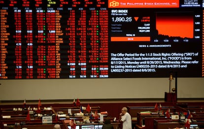 En Malasia, el parqué bursátil de Kuala Lumpur bajó 27,48 puntos, el 1,75 por ciento, y el índice KLCI quedó en 1.547,19 puntos. En la imagen, paneles electrónicos en el distrito financiero de Manila (Filipinas).