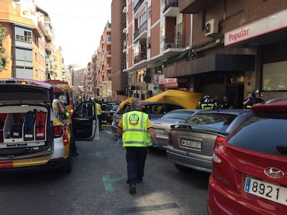 Facultativos del Samur y bomberos, delante del edificio en el que se ha registrado el incendio.