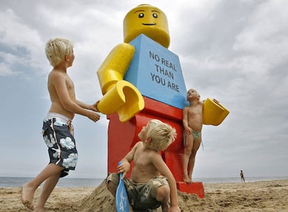 Un grupo de niños entretenidos con el Lego gigante