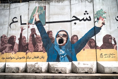 Afganistán.  Mural con la frase “Las mujeres afganas nunca más serán silenciadas” con una pintada en la boca de la figura protagonista. Kabul, enero de 2023. 