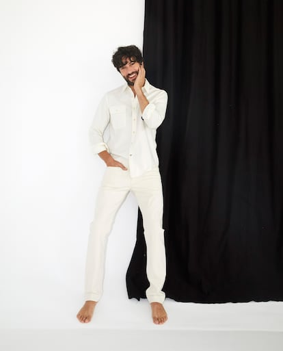 Javier Rey se ha convertido en un ejemplo de estilo a imitar. Aquí, con camisa y pantalón Pedro del Hierro.
