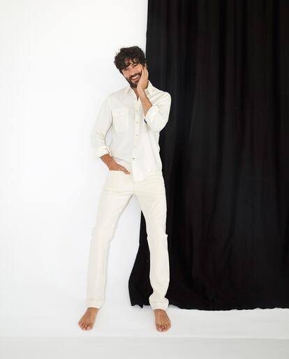 Javier Rey se ha convertido en un ejemplo de estilo a imitar. Aquí, con camisa y pantalón Pedro del Hierro.