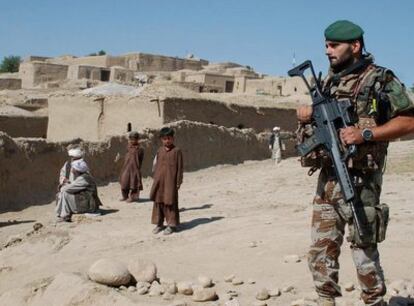 Un soldado español, durante una guardia rutinaria en la provincia afgana de Badghis en 2007.