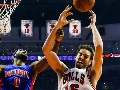 Pau Gasol se hace con un rebote con Drummond.