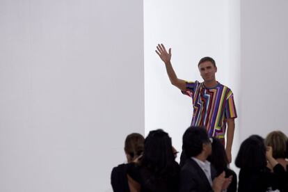 El diseñador belga Raf Simons saluda al finalizar el desfile de primavera 2012 de Jil Sander, el penúltimo que diseñaría para la marca.