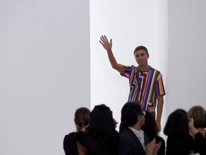 El diseñador belga Raf Simons saluda al finalizar el desfile de primavera 2012 de Jil Sander, el penúltimo que diseñaría para la marca.