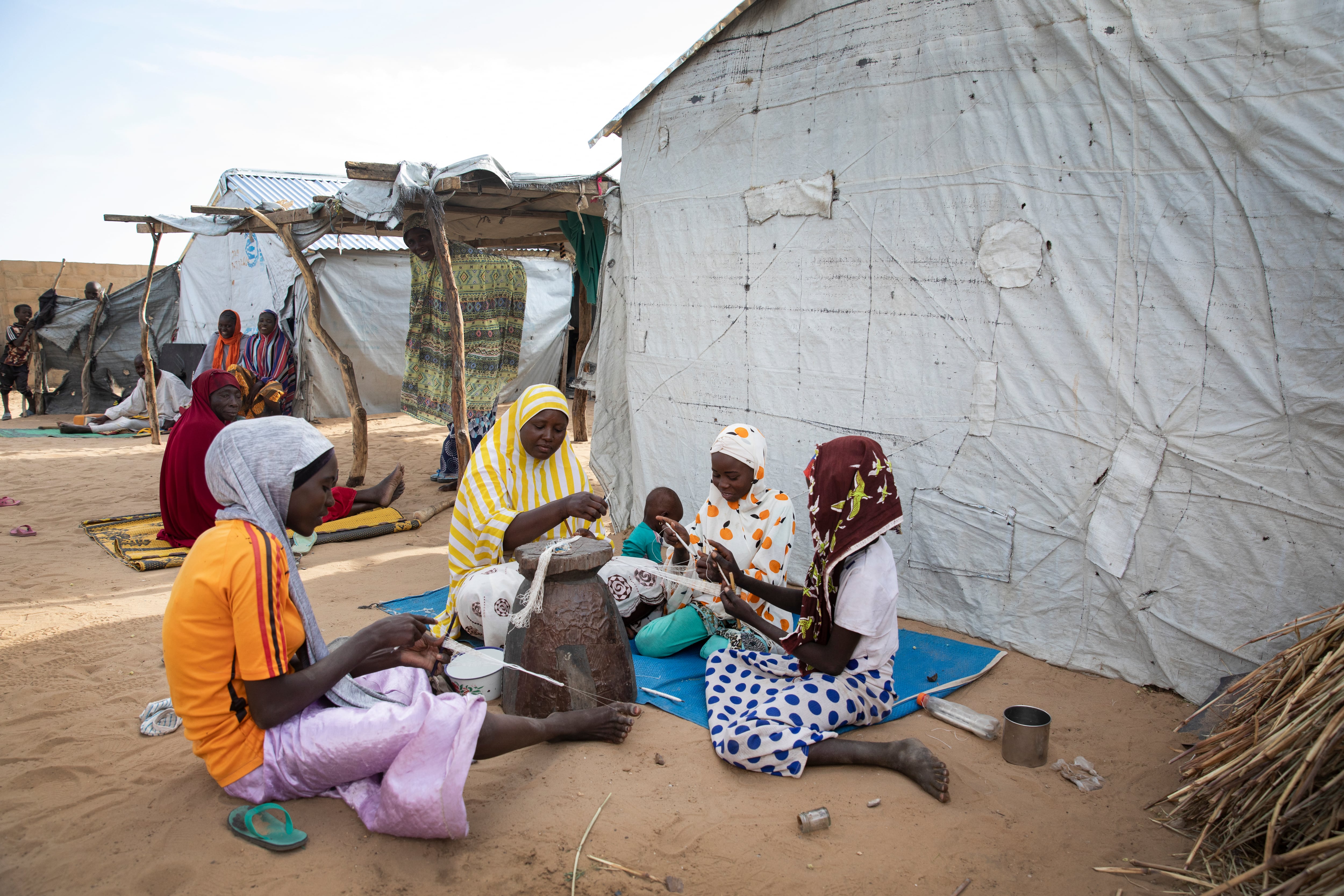Roukaya, su madre y algunas vecinas tejen redes de pesca que después los chicos emplearán en el cercano lago Chad. La pesca era el motor económico de esta región, pero las acciones violentas de Boko Haram obligaron a huir a los habitantes de las islas.   