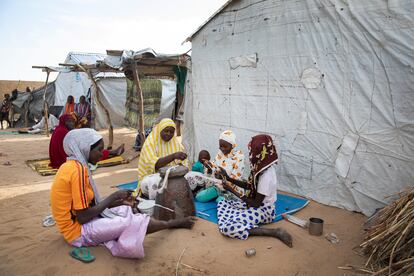 Roukaya, su madre y algunas vecinas tejen redes de pesca que después los chicos emplearán en el cercano lago Chad. La pesca era el motor económico de esta región, pero las acciones violentas de Boko Haram obligaron a huir a los habitantes de las islas.