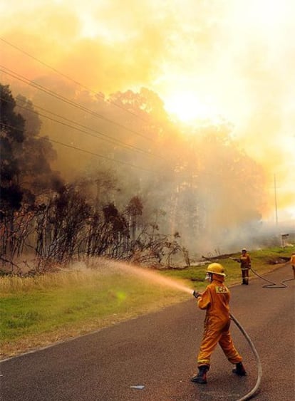 Los bomberos luchan contra las llamas en el estado autraliano de Victoria